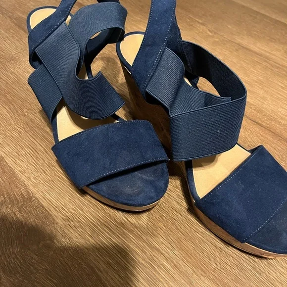 Women's American Eagle Navy Sandals - Picture 3 of 3